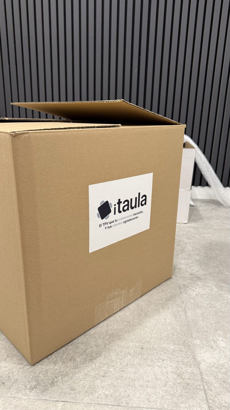 Caja de iTaula precintada y lista para enviar, con la etiqueta del TPV para restaurantes