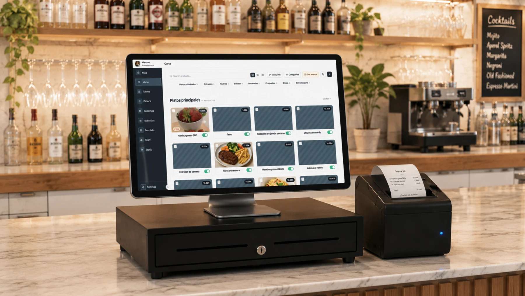 TPV de iTaula sobre la barra de un bar: pantalla táctil con la carta abierta, cajón portamonedas e impresora imprimiendo el ticket de la mesa