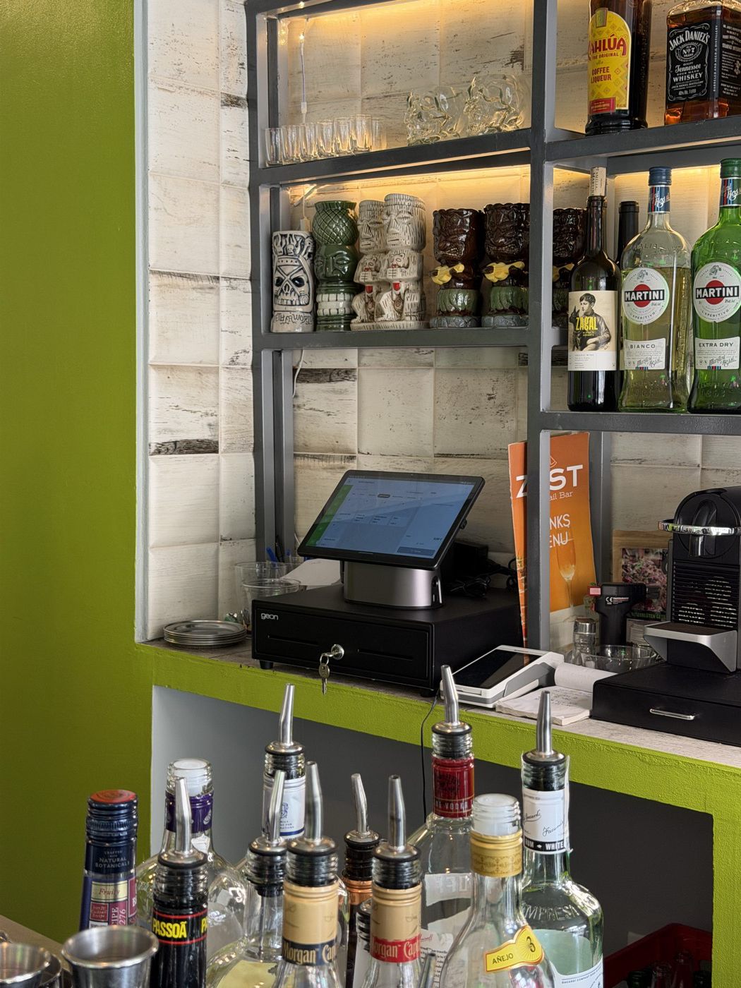 TPV de iTaula instalado en la barra de una coctelería, con cajón portamonedas y datáfono
